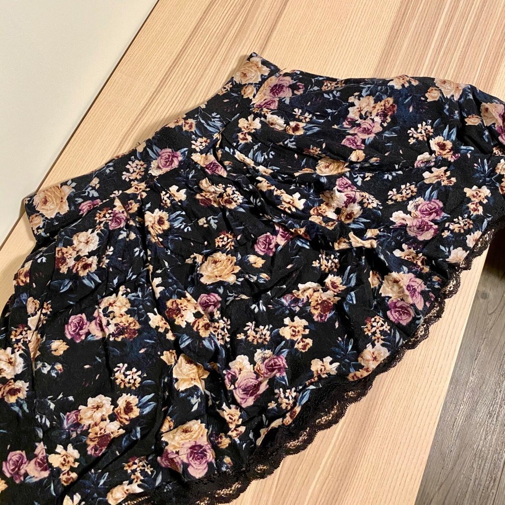 Stradivarius medium floral skirt